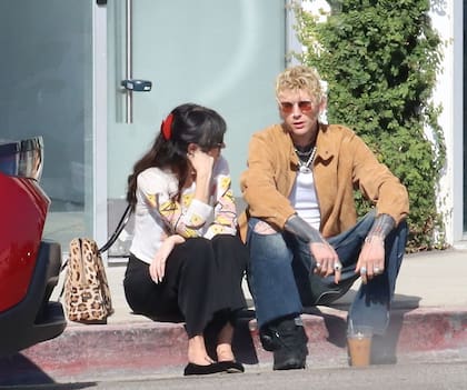 Sentados en el cordón de la vereda, Dakota Johnson y Machine Gun Kelly hicieron una pausa para charlar durante una salida por Melrose, en Los Ángeles. En una escena tan relajada como tierna, ella lo miraba con mucha atención, Las primeras versiones sobre el romance surgieron después de que fueran vistos hace algunas semanas en Nueva York, donde estuvieron en el departamento de Taylor Swift. Hoy ya no se esconden