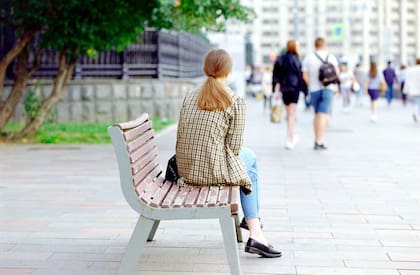 Sentarse lejos de los demás puede revelar que la persona es introvertida, según la psicología