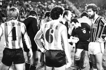 “Sentimos que había algo raro detrás de aquellas expulsiones”, explicó Julián Camino. El choque fue por la semifinal A de la Libertadores de 1983, de la que también fue parte América de Cali. En esa época las semifinales eran triangulares.