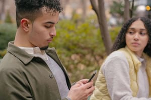 Sentir atracción por otras personas es una reacción natural del ser humano, según la psicología