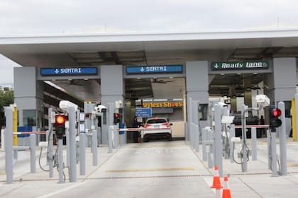 SENTRI autoriza el despacho rápido de viajeros preaprobados y de bajo riesgo a su llegada a EE.UU. a través de carriles primarios exclusivos