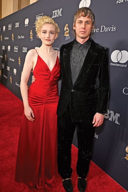 Días felices para Julia Garner y Mark Foster en la gala previa de los Grammy, en febrero de 2024, en Los Ángeles