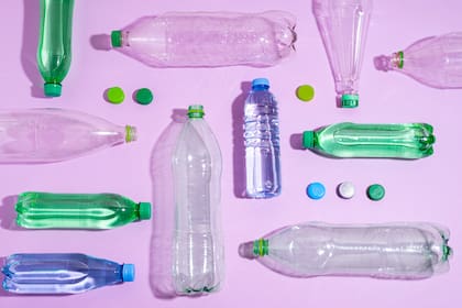 Separar las tapas por color ayuda a las personas que trabajan en plantas de reciclaje a poder separar los distintos tipos de plásticos