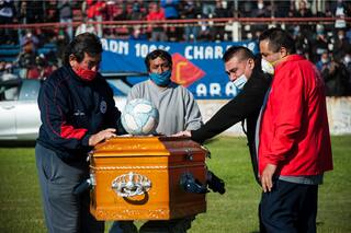 Trinche Carlovich: rompieron la cuarentena para despedirlo en la cancha