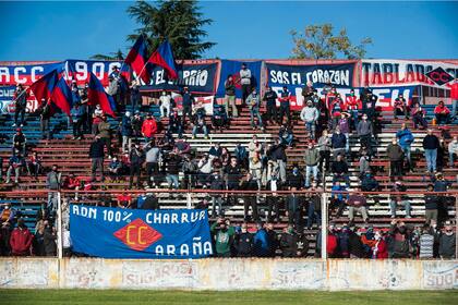 Los hinchas estuvieron con barbijos en las tribunas; en varios sectores no se respetó el distanciamiento social