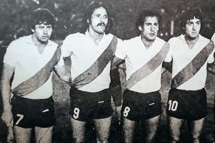 Seppaquercia aparece con la camiseta número 7 de River junto a Leopoldo Luque, Juan José López y Norberto Alonso