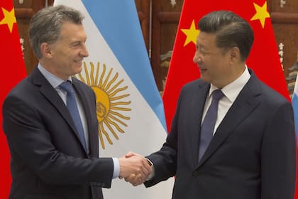 Mauricio Macri espera firmar acuerdos con Xi Jinping, principal contrincante de Donald Trump, a su vez garante de la relación con el FMI.