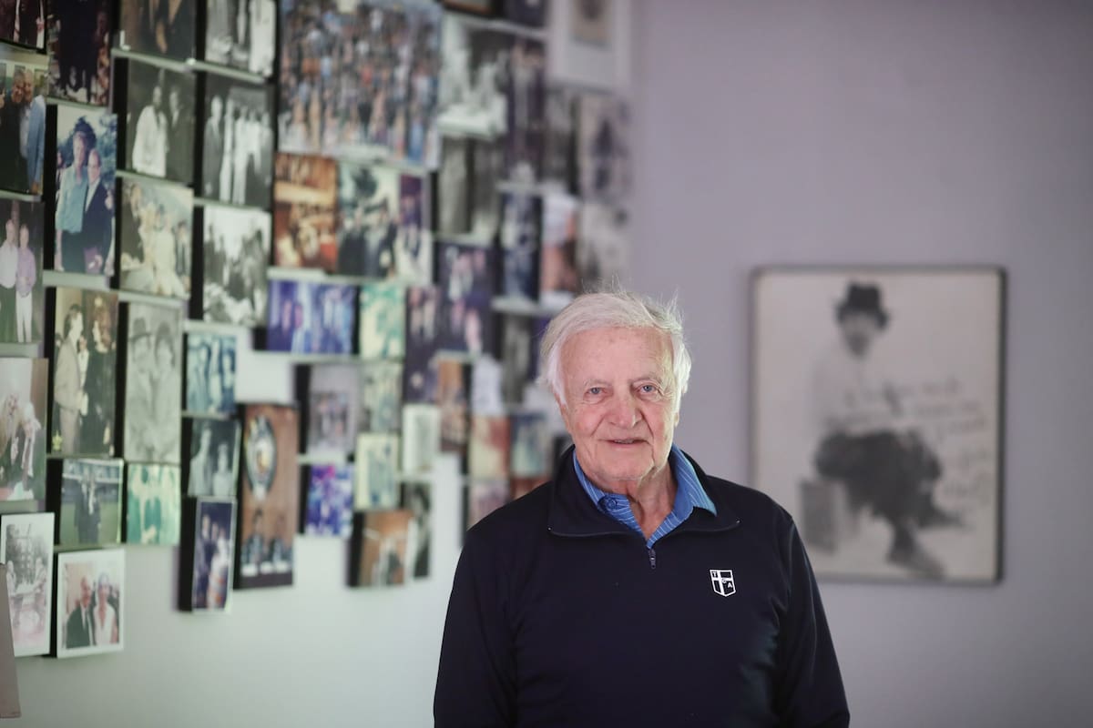 "Ser productor no es hacer llamados por teléfono", dice Fernando Marín, con un mural autografiado por Juan Carlos Altavista a través de su recordado personaje "Minguito Tinguitella"