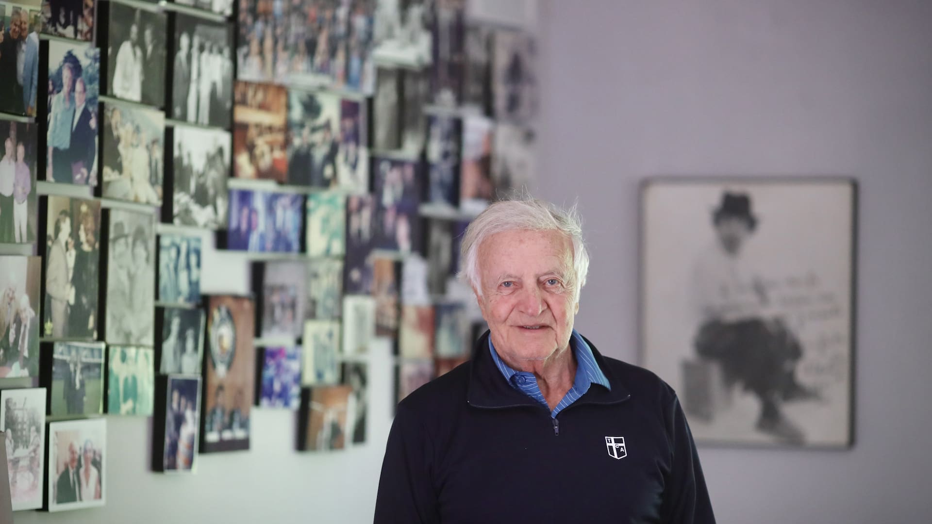 "Ser productor no es hacer llamados por teléfono", dice Fernando Marín, con un mural autografiado por Juan Carlos Altavista a través de su recordado personaje "Minguito Tinguitella"