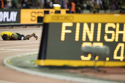 Será el primer Mundial después del fenómeno Bolt (aquí, lesionado en su despedida en Londres); en Qatar, los relojes pueden mostrar nuevos récords