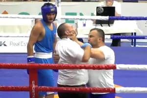 Serbia: un entrenador se metió a un ring de boxeo y estranguló al árbitro luego de que descalificara a su peleador