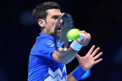 El triunfo de Djokovic sobre Zverev, que lo depositó entre los cuatro mejores del Masters de Londres