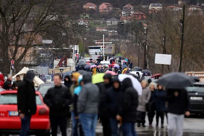 Serbios locales bloquean la carretera cerca del pueblo de Rudare, al norte de la parte dominada por serbios de la ciudad étnicamente dividida de Mitrovica, Kosovo, domingo 11 de diciembre de 2022.