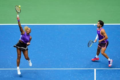 Serena al ataque, observada por Alcaraz, que no jugaba desde abril de este año