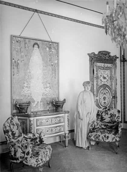 Serena Lederer con el retrato de su hija en su casa, en 1930