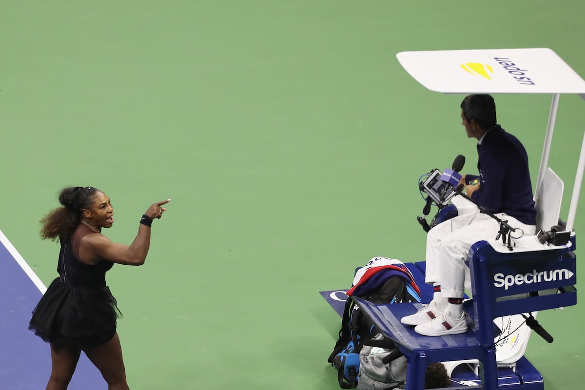 Serena Williams discute con el juez Carlos Ramos durante la final contra Naomi Osaka en 2018