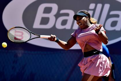 Serena Williams durante el partido contra Lisa Pigato por la primera ronda del Abierto de Emilia Romagna, el lunes 17 de mayo de 2021, en Parma, Italia. (AP Foto/Marco Vasini)