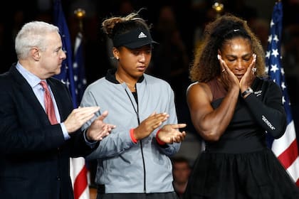 Serena Williams durante la entrega de premios del US Open; a su derecha, la campeona Naomi Osaka