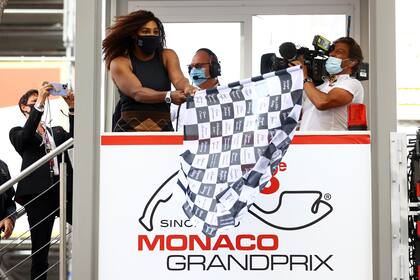 Serena Williams fue invitada por Aston Martin al Gran Premio de Mónaco y tuvo el honor de ondear la bandera a cuadros.
