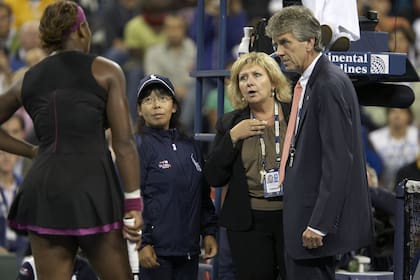Serena Williams molesta, hablando con el juez de línea (L-R), la supervisora de Grand Slam Donna Kelso y el árbitro principal Brian Earley, durante las semifinales contra Kim Clijsters