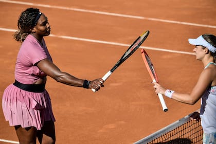 Serena Williams saluda a Podoroska tras el histórico triunfo de la argentina en el Foro Itálico
