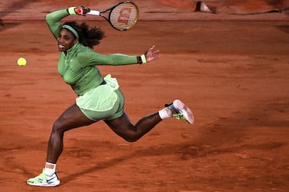 Serena Williams tuvo el honor de jugar el primer partido nocturno en el Bois de Boulogne, ante la rumana Irina Begu