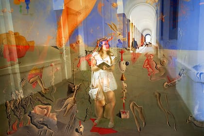 Seres creados por Salvador Dalí y visitantes de museo, en una misma toma