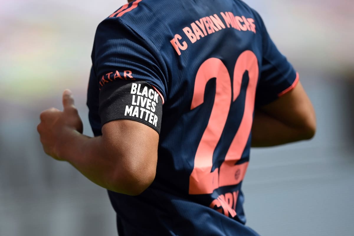 Serge Gnabry de Muenchen lleva un brazalete que dice Black Lives Matter durante el partido de fútbol de la Bundesliga alemana entre Bayer Leverkusen y Bayern Munich en Leverkusen,