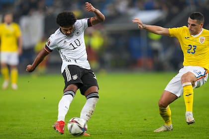 Serge Gnabry, un talentoso, en la nueva era del fútbol alemán; hizo el gol del empate parcial frente a Rumania en Hamburgo.