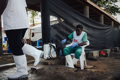 Serge tiene 22 años y se ha unido al equipo de respuesta de MSF ante el brote. Se encarga de desinfectar los zapatos de quienes entran en la zona de riesgo. Está adquiriendo experiencia en este puesto y conociendo a mucha gente. Todos lo conocen; es el porter
