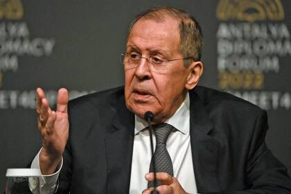 El canciller ruso, Serguei Lavrov, en una conferencia de prensa tras las conversaciones en Antalya, Turquía