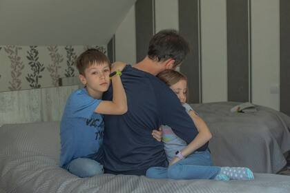 Sergei, quien se reunió con sus hijos, Dnaiil y Karina, tras su escape de Rusia a Georgia