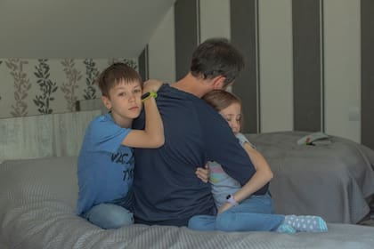 Sergei, quien se reunió con sus hijos, Dnaiil y Karina, tras su escape de Rusia a Georgia