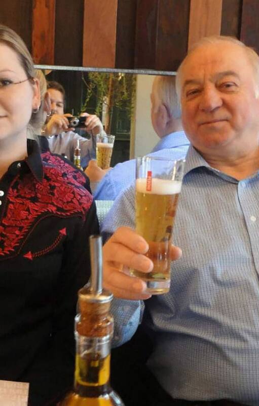 Sergei Skripal junto a su hija Yulia
