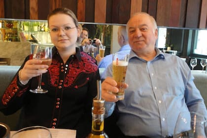 Sergei Skripal junto a su hija Yulia. Ambos fueron envenenados por un equipo de agentes de inteligencia militar rusos en 2018