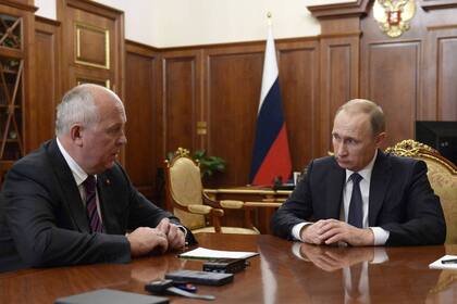 Sergey Chemezov, junto a Putin