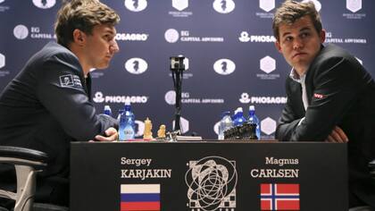 Sergey Karjakin y Magnus Carlsen, durante el cuarto partido, en Nueva York