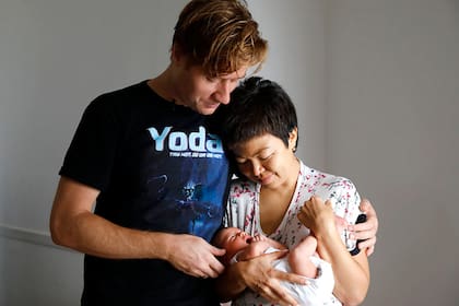 Sergey Kuzminok y su esposa, Tatiana Molchanova, escaparon de Rusia y tuvieron a su hijo en la Argentina hace diez días