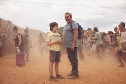 Sergi López (en el centro), un personaje que encara una búsqueda desesperada