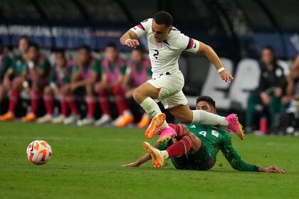 Sergiño Dest, de Estados Unidos, recibe una falta de Edson Álvarez, de México, en la semifinal de la Liga de Naciones de la CONCACAF, el jueves 15 de junio de 2023 en Las Vegas (AP Foto/John Locher)