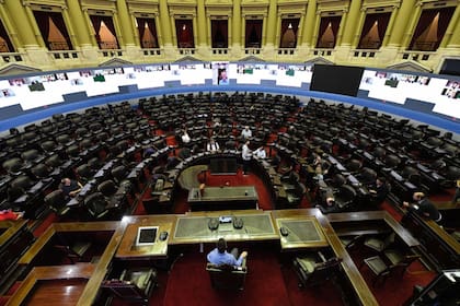 El presidente de la Cámara de Diputados Sergio Massa frente al videowall equipado con 10 pantallas que permitirá mostrar de forma simultánea a los 220 legisladores que asistirán de forma remota a la sesión virtual