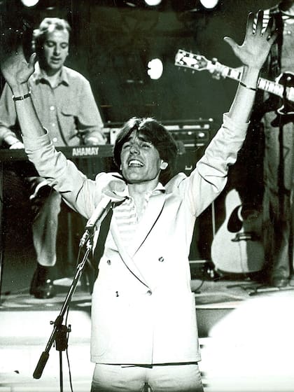 Nacido el 16 de marzo de 1949, en Coronel Suárez, Sergio Denis abrazó desde muy joven al folklore, aunque luego se volcó a la canción melódica