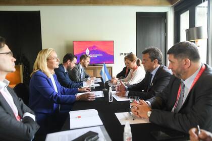 Sergio Massa; Sigrid Kaag; Christiaan Rebergen; Robin Uyterlinde; Willem Luijkx; Flavia Royon; Juan Manuel Olmos y Candelaria Alvarez Moroni