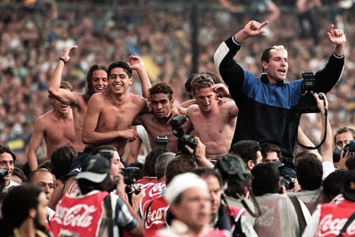 Sergio Adrián Guillermo festeja el título que Boca ganó en 1998 rodeado de Juan Román Riquelme, Rodolfo Arruabarrena y Martín Palermo