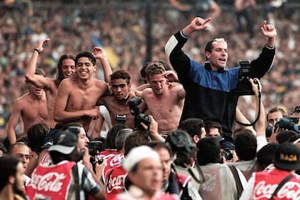 Sergio Adrián Guillermo festeja el título que Boca ganó en 1998 rodeado de Juan Román Riquelme, Rodolfo Arruabarrena y Martín Palermo