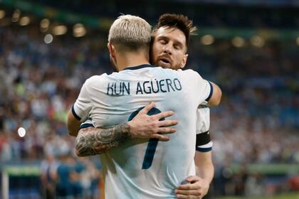 Sergio Agüero celebra su gol junto a Messi