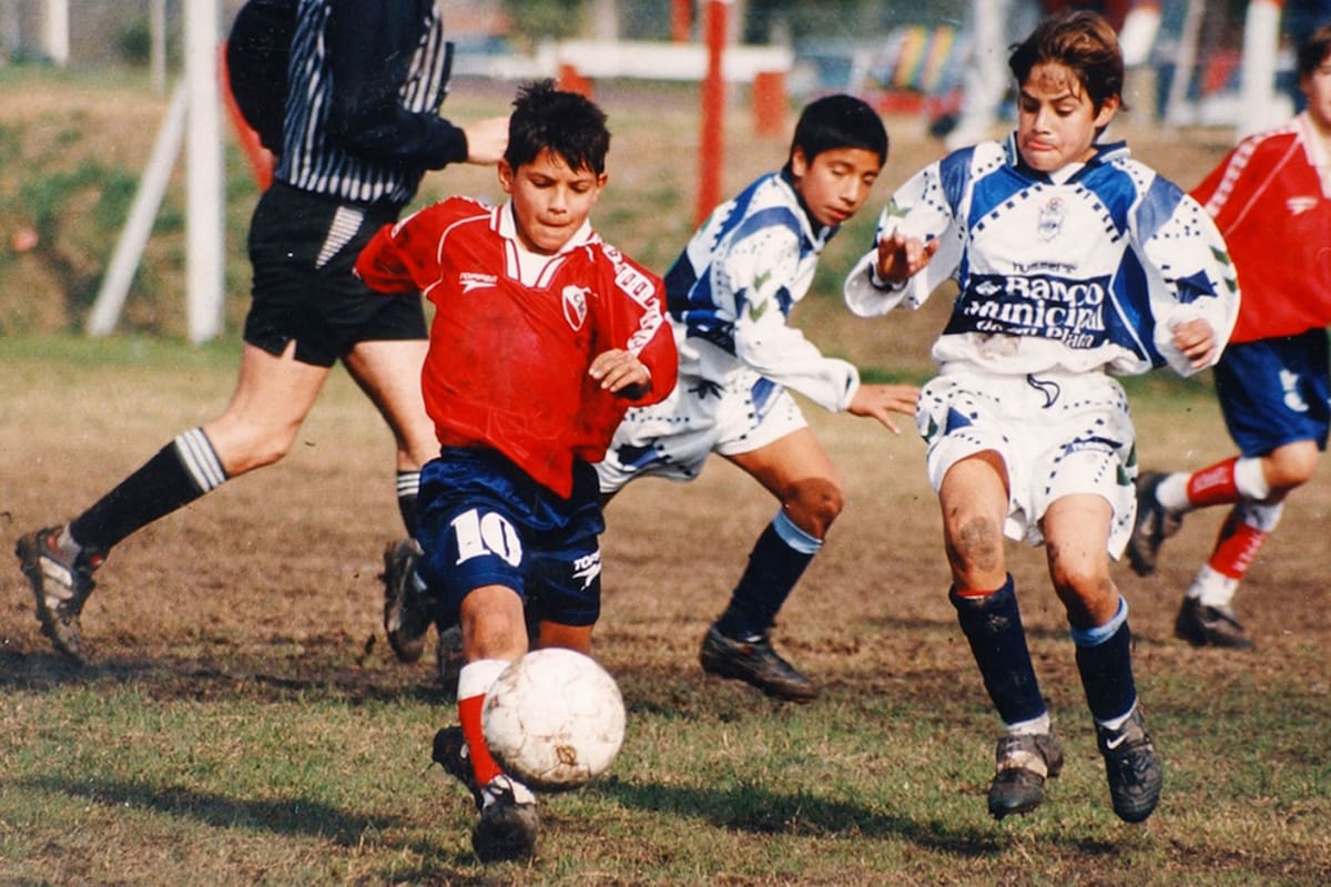 Sergio Agüero con la camiseta de Independiente en uno de los partidos de divisiones inferiores frente a Gimnasia; Kun dejó el club de Avellaneda en 2006
