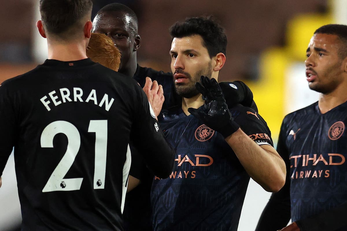 Sergio Aguero festeja después de anotar el tercer gol de Manchester City, de penal.