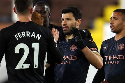 Sergio Aguero festeja después de anotar el tercer gol de Manchester City, de penal.