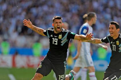 Sergio Aguero festeja el 1 a 0 parcial ante Islandia en el debut de Rusia 2018